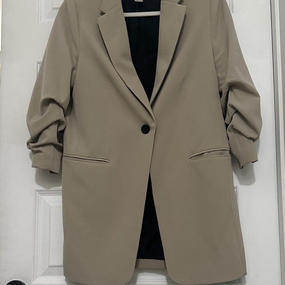 H&M Beige oversized Blazer with Black Lining - Picture 4 of 6